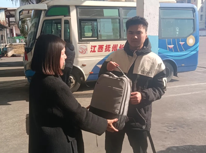 撫州長運(yùn)：攜手民警 助學(xué)生尋回失物